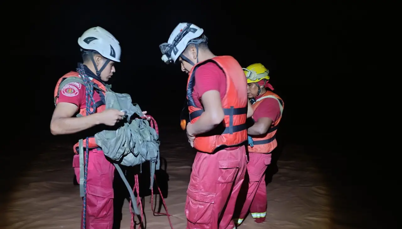 Rescatan a tres personas que quedaron atrapadas en el río Piraí por el aumento del caudal