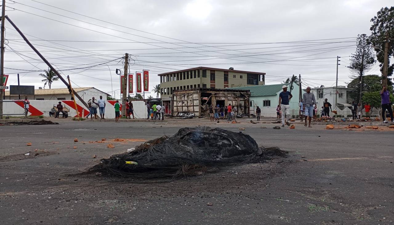 Fugan más de 1.500 presos en Mozambique, en medio de disturbios electorales, según la Policía