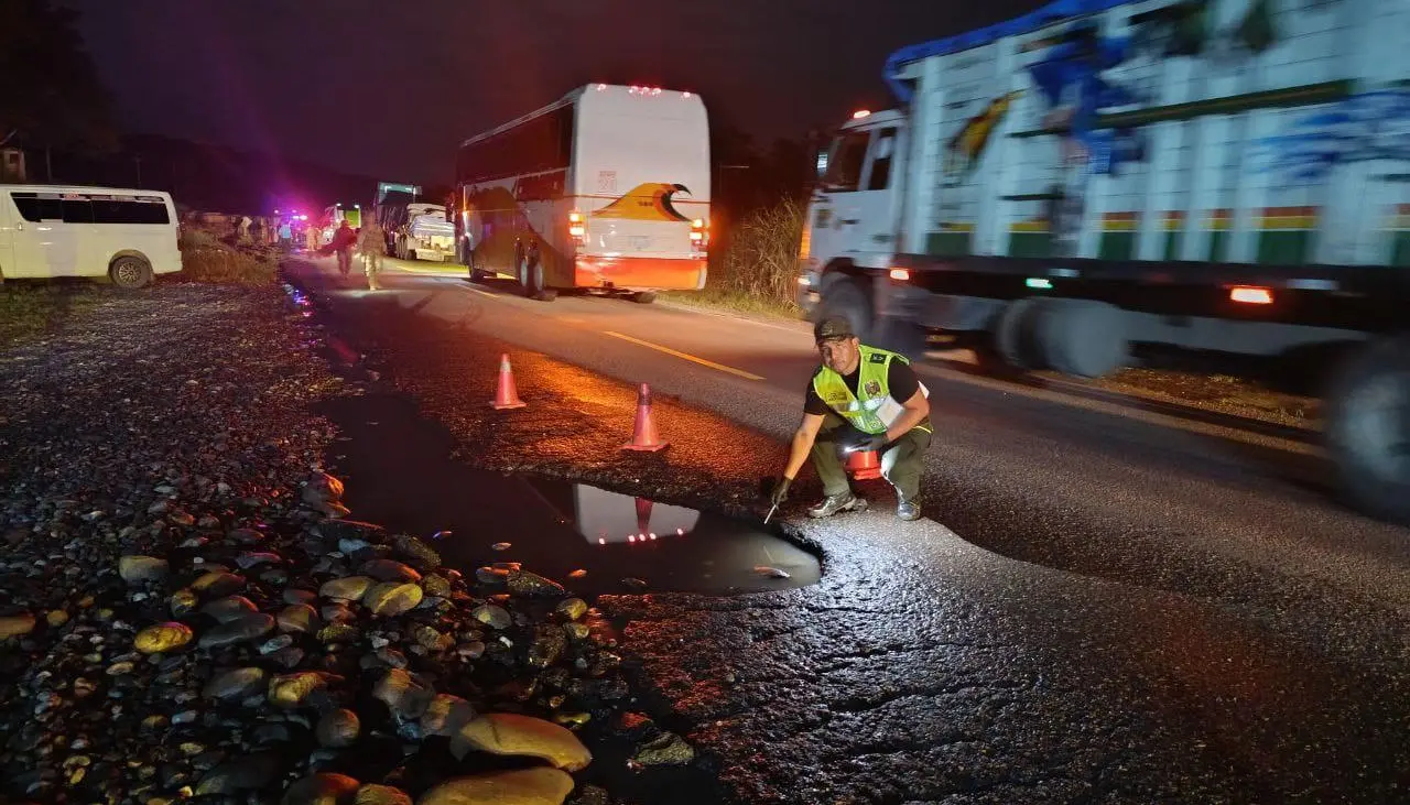 Bus vuelca en la carretera al trópico y deja al menos 17 personas heridas