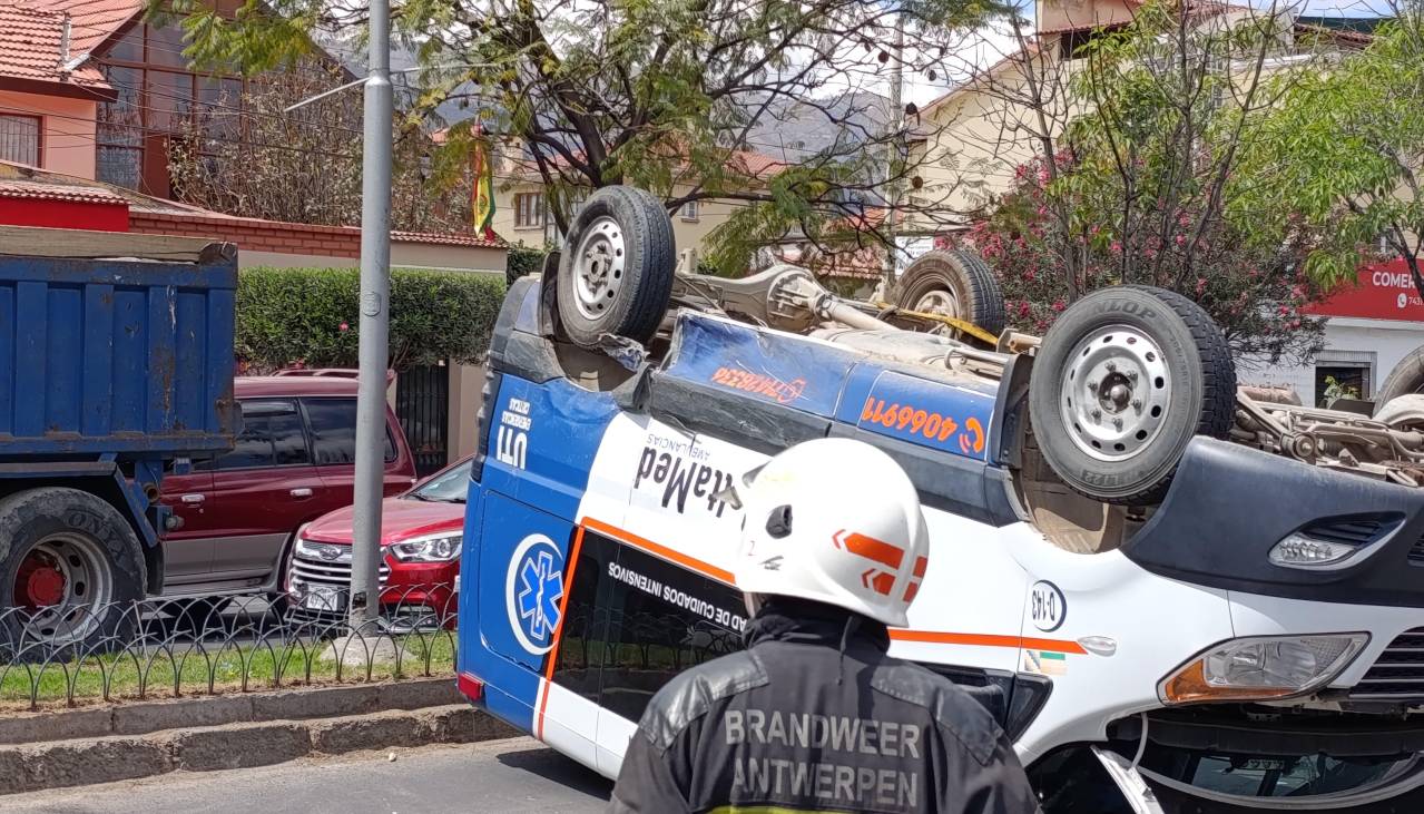 Video de cámara de ambulancia reveló detalles sobre el choque con vuelque que sufrió