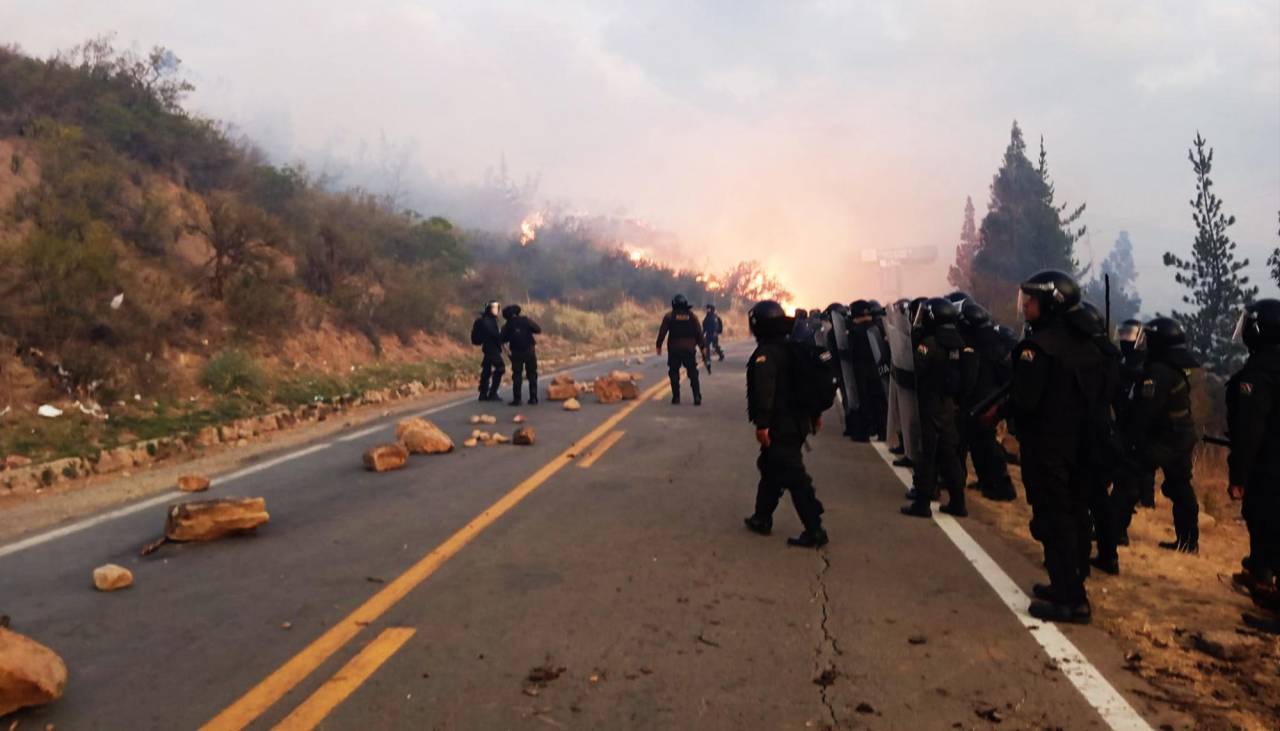 Policía gasifica bloqueo evista en Epizana y Del Castillo anuncia desbloqueo de tres puntos 