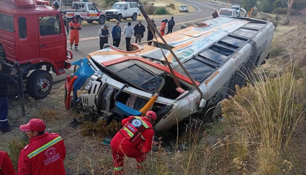 Reportan dos fallecidos y más de 20 heridos tras vuelco de bus en Chuquisaca 