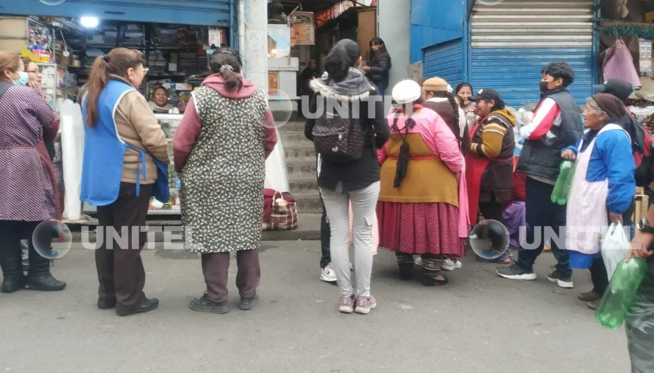 La Paz: Vecinos instalaron vigilia tras hallar aceite en un puesto de Villa Fátima