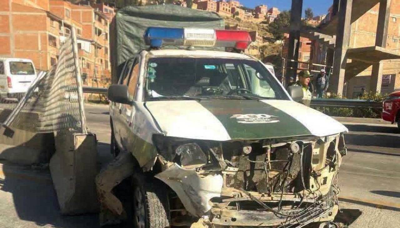 Patrulla policial choca con un vehículo en la autopista La Paz - El Alto