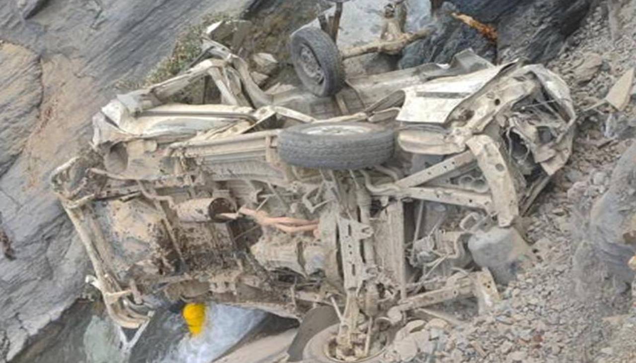 Bomberos: Sube a nueve la cifra de fallecidos por la caída de un minibús a un barranco y cuatro son menores de edad