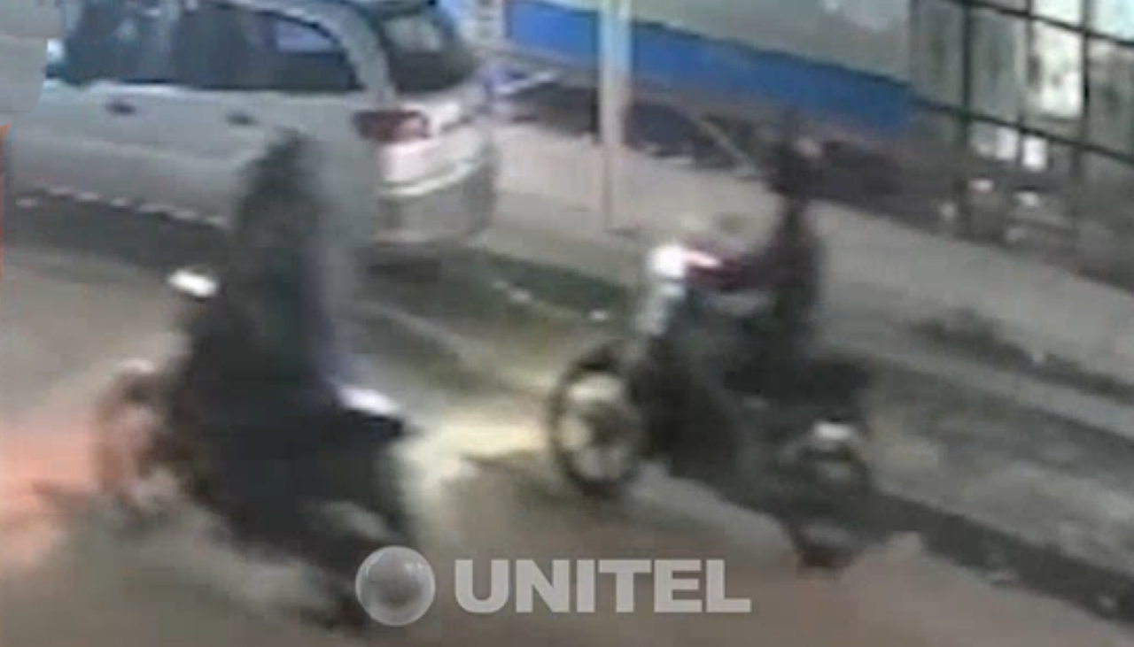Insólito: Dejó encendida su moto, cuando salió de la tienda vio cómo un delincuente se la llevaba 
