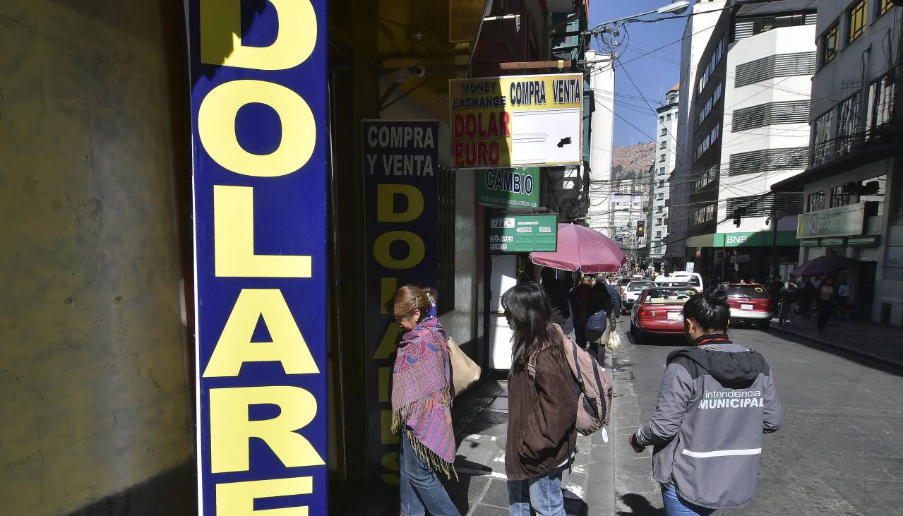BCB: Baja la cotización del dólar por tercera jornada consecutiva