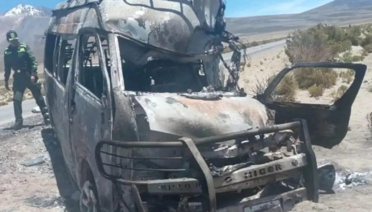 Cinco muertos, algunos de ellos carbonizados, deja accidente por invasión de carril en una carretera de Oruro