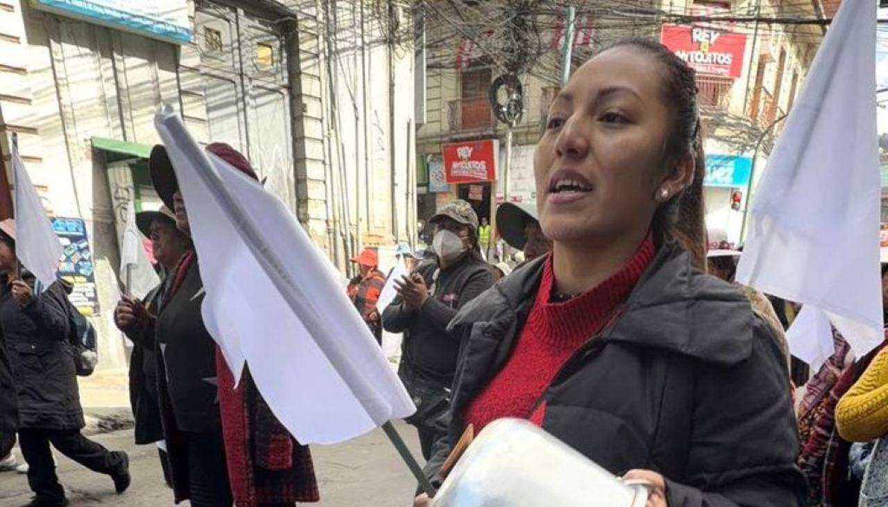Con banderas blancas, gremiales marchan en el centro paceño para pedir que se resuelvan conflictos