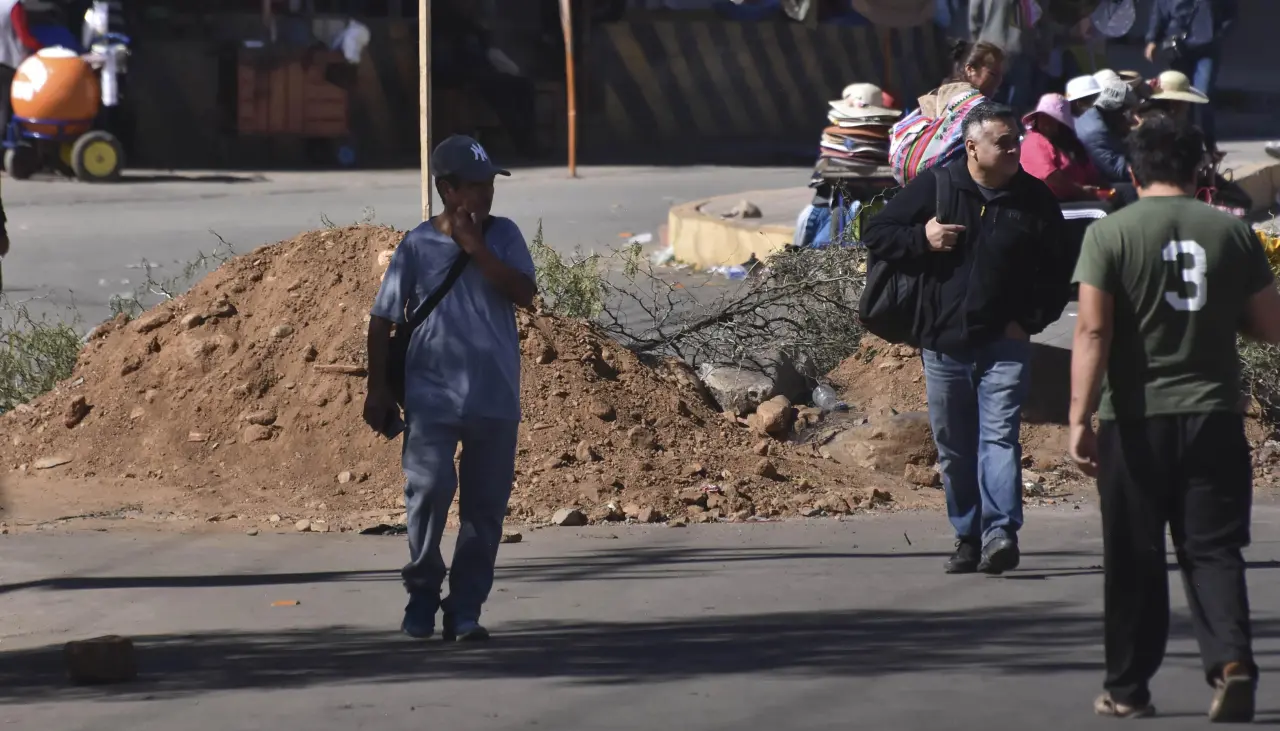 Suben a 27 los bloqueos en el arranque de este martes en el país