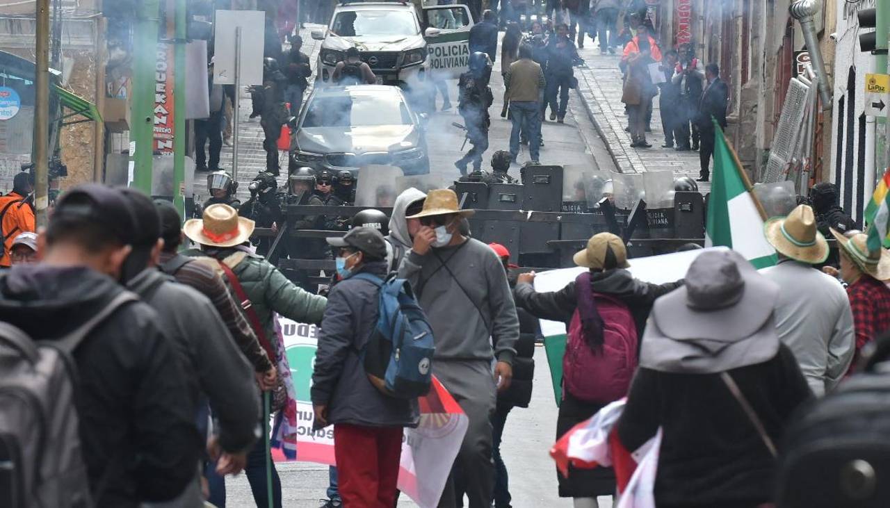 Tensión en la plaza Murillo: Policía gasifica a maestros que piden incremento de presupuesto y salarios 