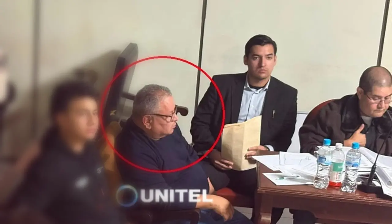 “Jhonny Fernández debería estar aquí”, dice el exsecretario municipal Mario Centellas al llegar a su audiencia