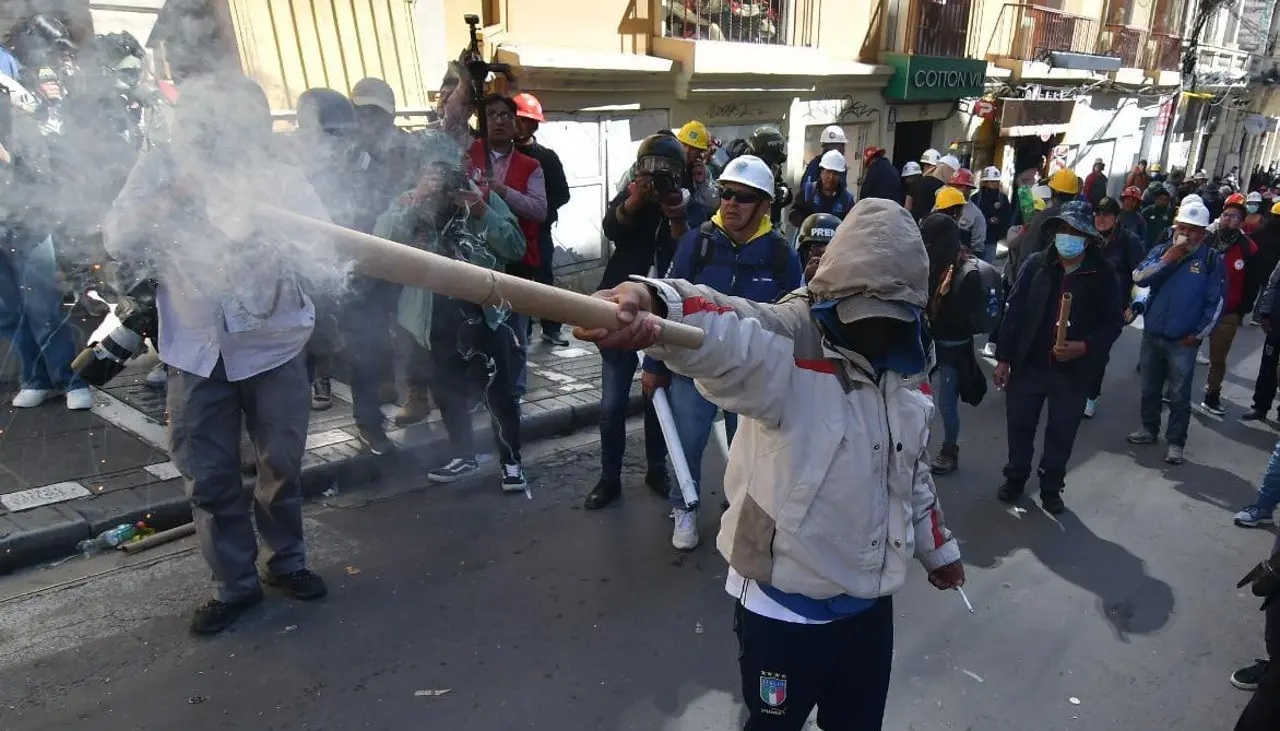 Policía gasifica a marchistas de la COB que lanzan explosivos para ingresar al centro de La Paz