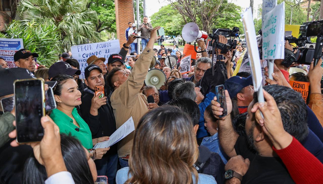 Salubristas protestan en la Gobernación cruceña y Aguirre invita a la dirigencia a viajar a La Paz para exigir el pago
