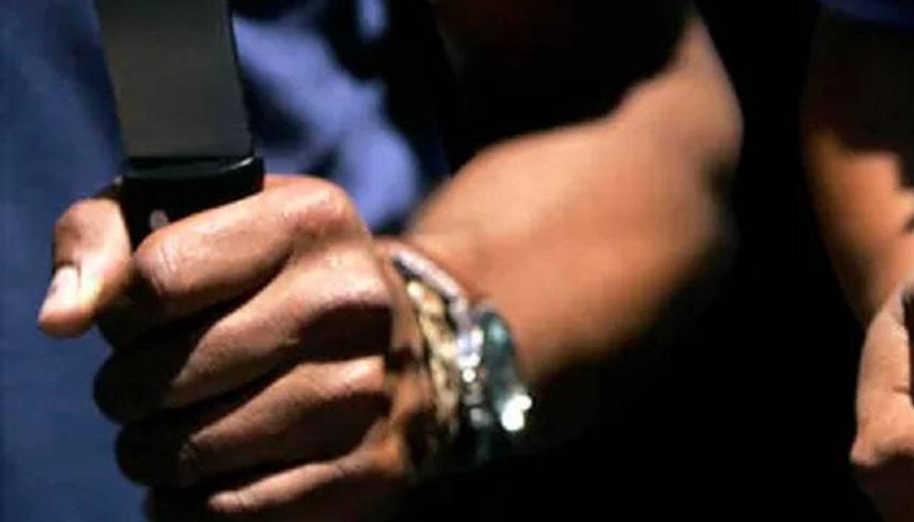 Rechaza el precio del corte de cabello y retorna con un machete para intentar agredir a los empleados de una barbería cruceña