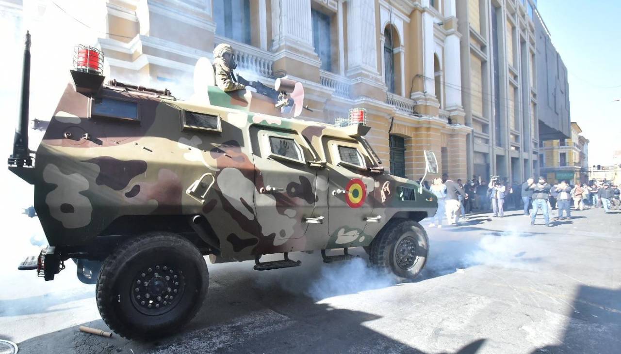 Bloomberg: Avanzada militar de Zúñiga puede agravar la coyuntura del dólar en Bolivia