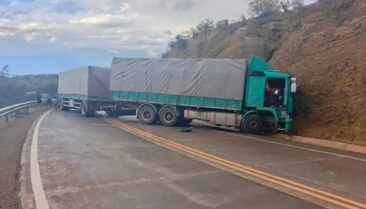 Choque entre un camión y un minibús deja dos muertos y seis heridos en la ruta Tarija-Camargo