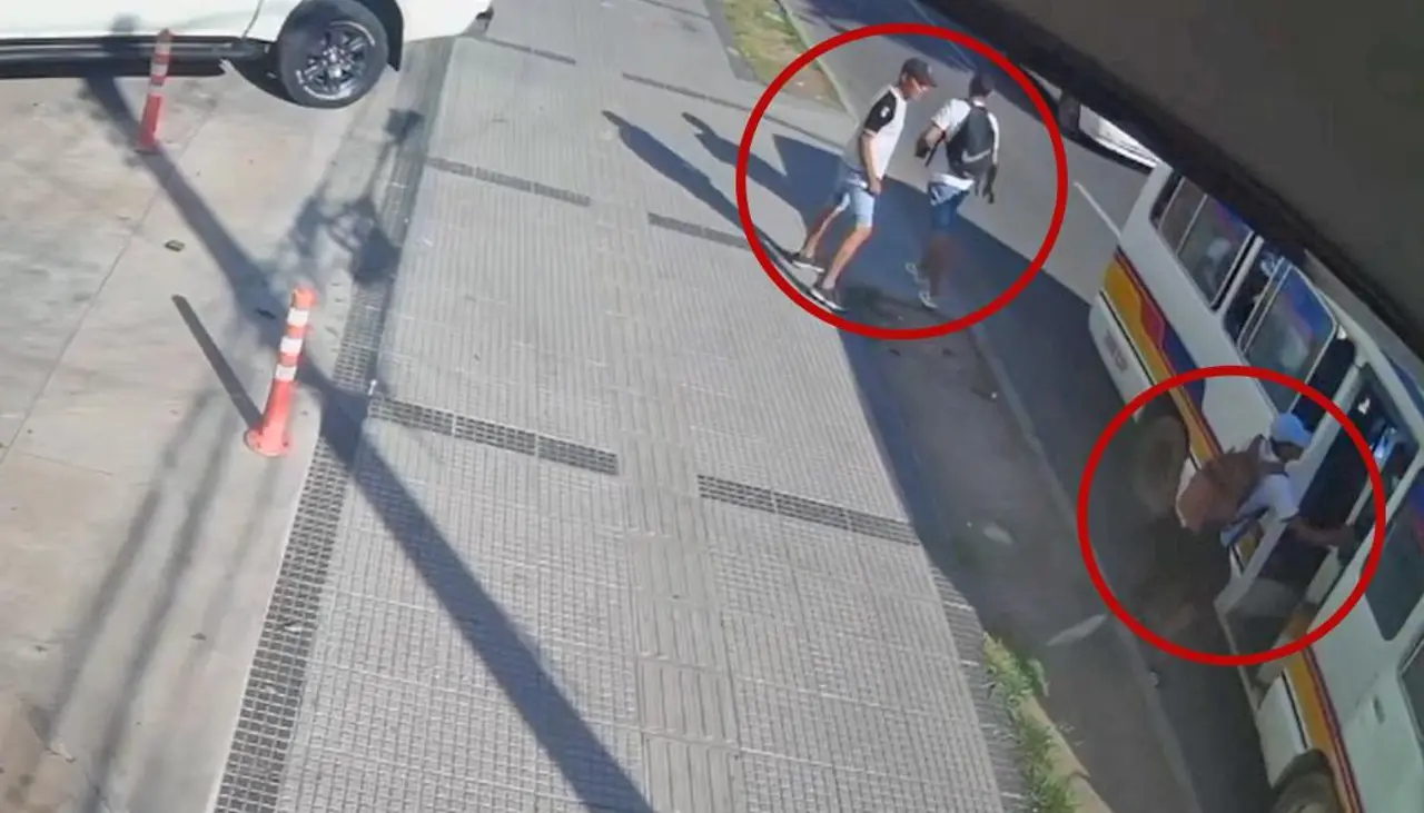 Siguen los robos en micros, tres ladrones fueron captados amedrentando a un pasajero para quitarle su celular