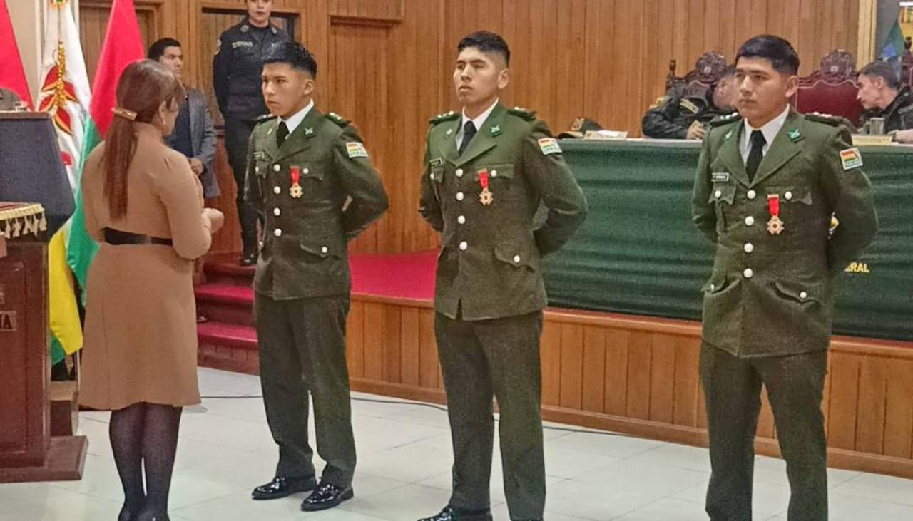 Entregan reconocimiento a tres policías que frustraron robo a una librecambista