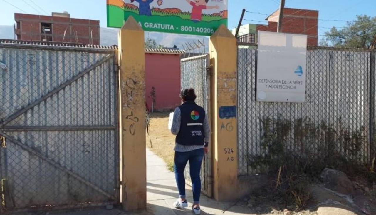 Padrastro flageló a sus hijastros de 13 y 6 años; los profesores notaron que los niños no podían sentarse