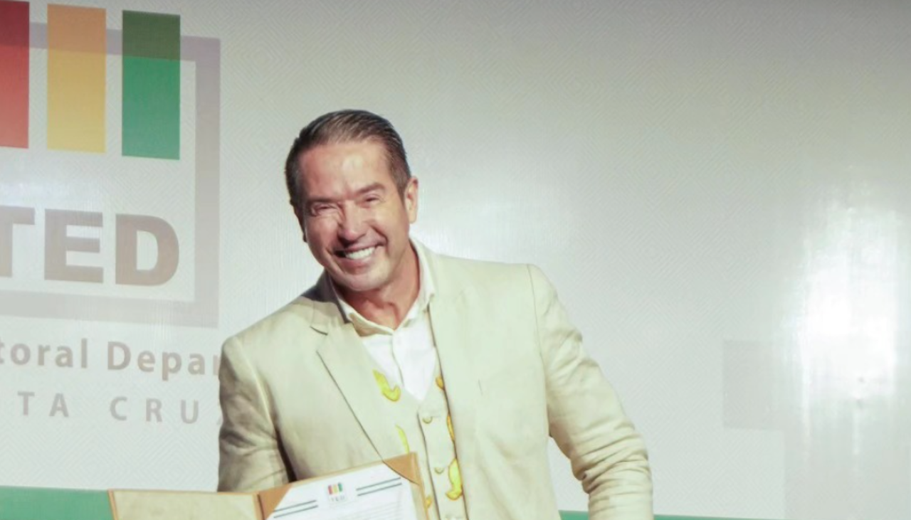 El llamativo atuendo que usó el alcalde electo de Warnes para recibir su credencial del TED