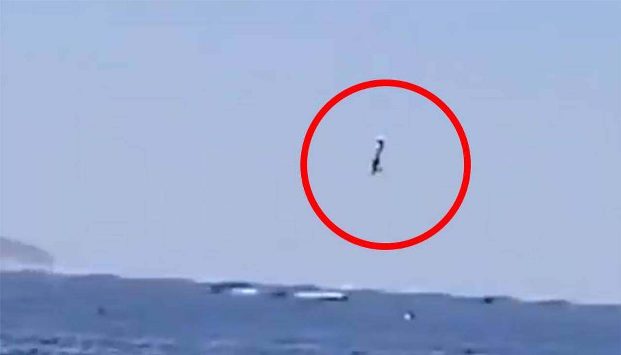 Video: Muere un piloto al estrellar un avión contra el mar en su primer día de trabajo