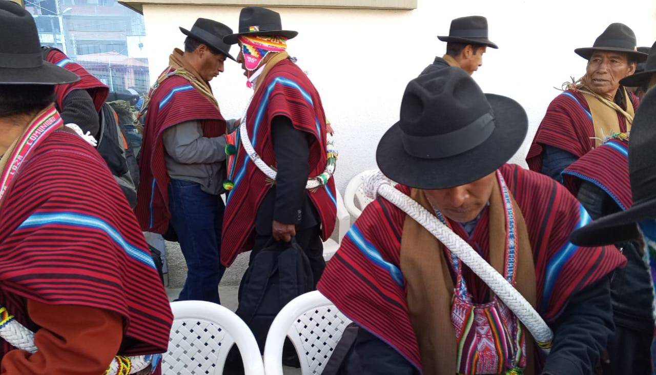 La Paz: Ponchos Rojos advierten que bloquearán las carreteras a los Yungas y a Oruro para radicalizar su protesta