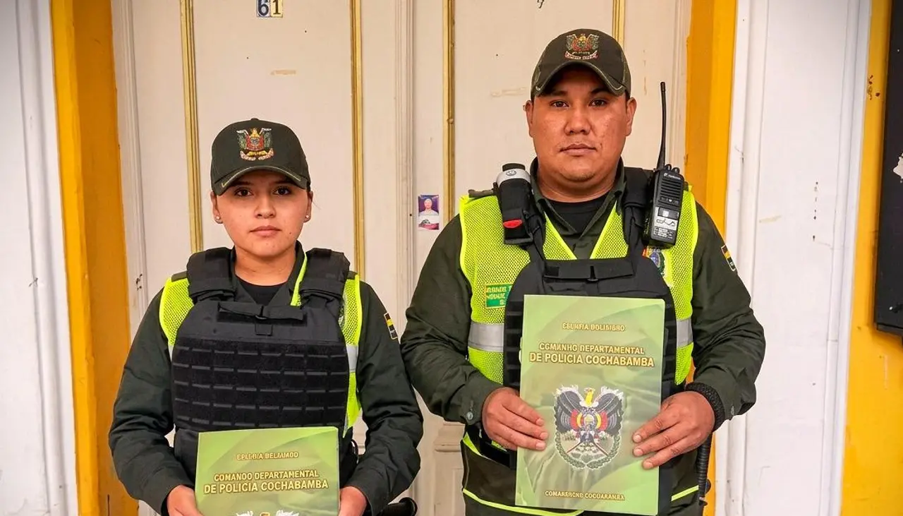Policías reciben un reconocimiento tras rechazar un soborno de Bs 1.000