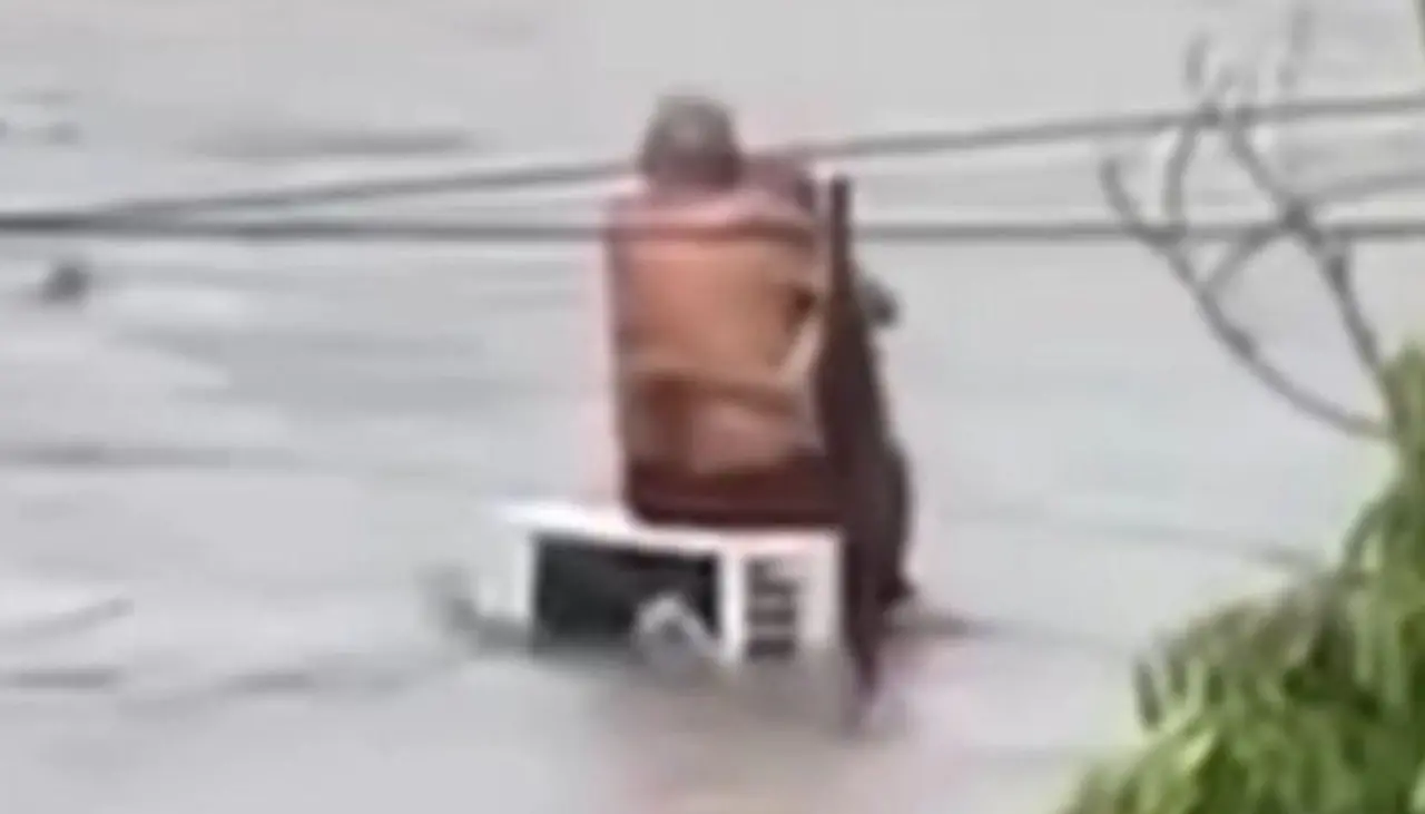 ¡Amor a prueba de todo!: Pareja de ancianos enfrenta las inundaciones en México