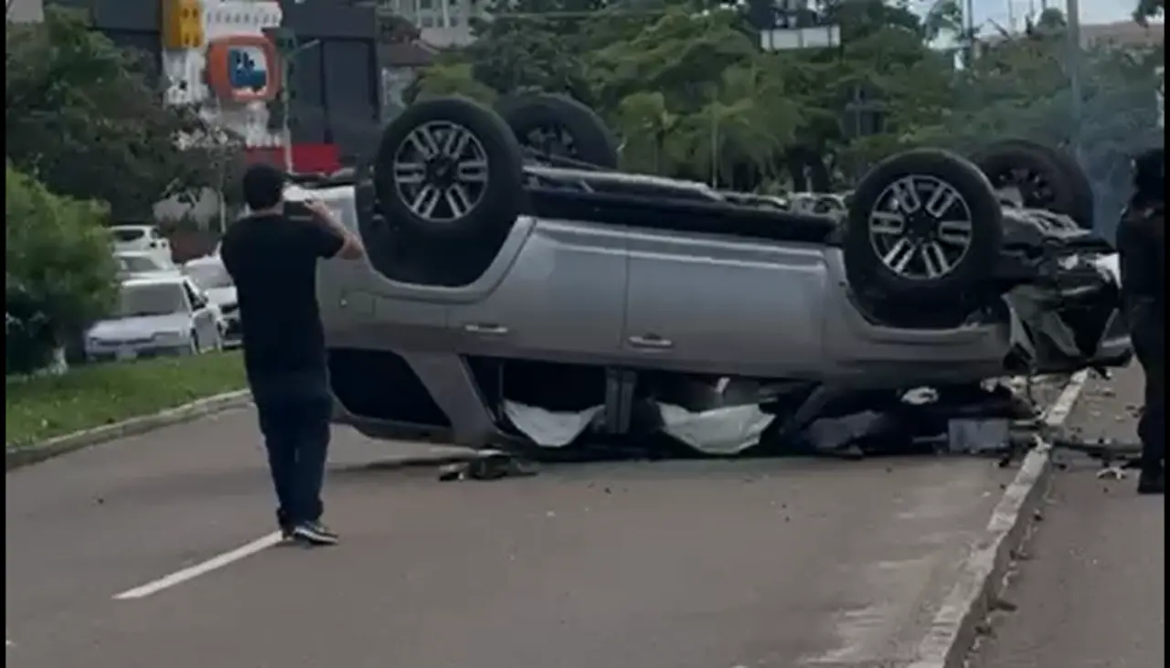 Auto vuelca en el segundo anillo, cerca del canal Isuto y deja heridos