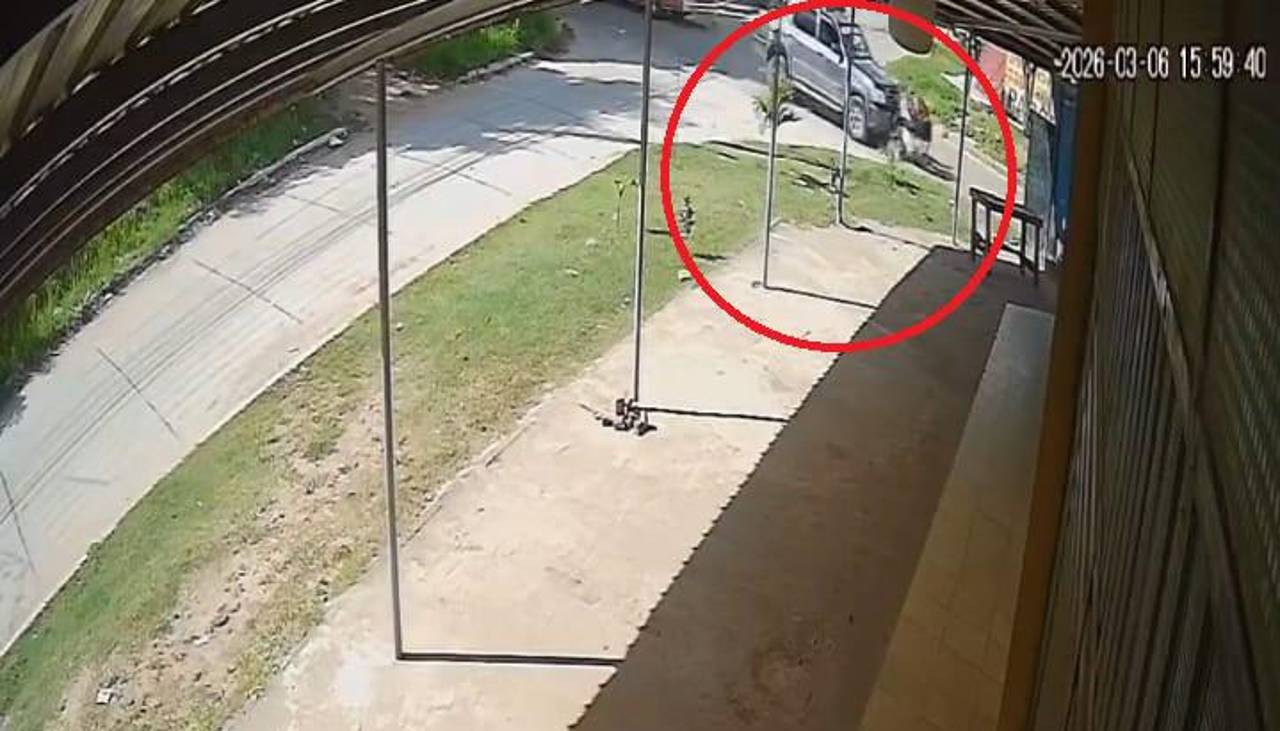 Cámara capta el momento que un motociclista es atropellado por un vehículo