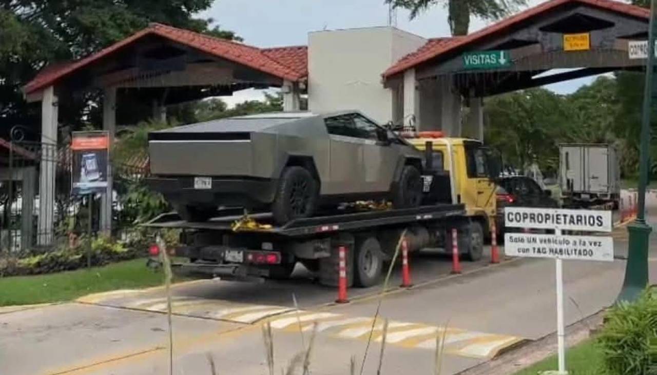 El famoso Cybertruck de Tesla causa sensación en Santa Cruz