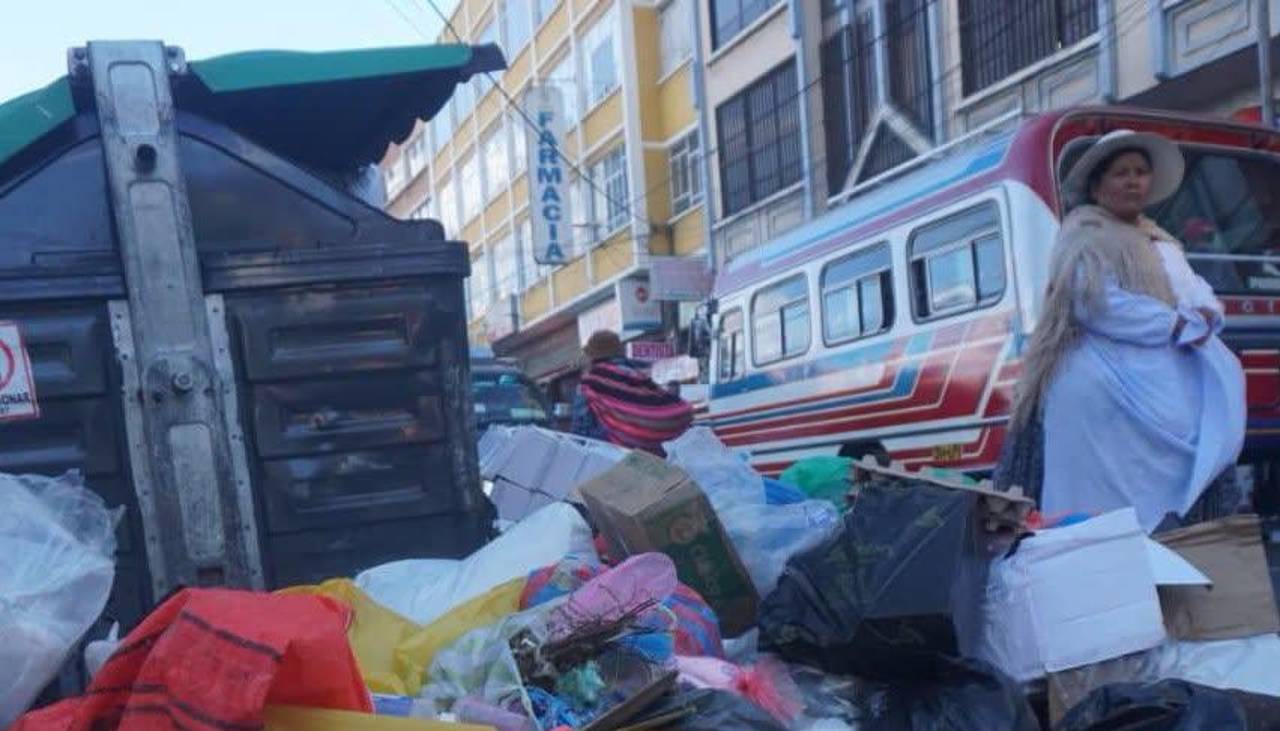 La Paz: Se registra acumulación de basura en las calles tras paralización del 30% del servicio de limpieza, dicen trabajadores 