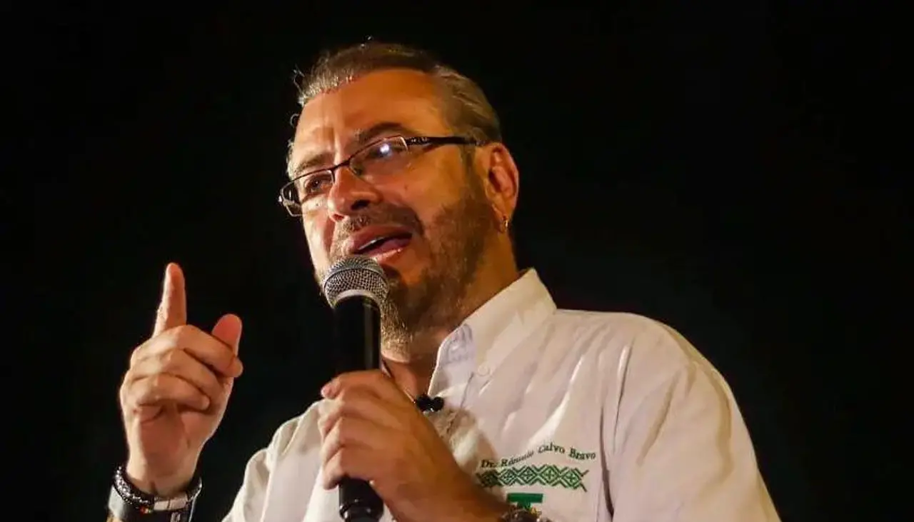 Caso wiphala: Justicia declara procedente apelación de Calvo y lo absuelve de “culpa y pena”