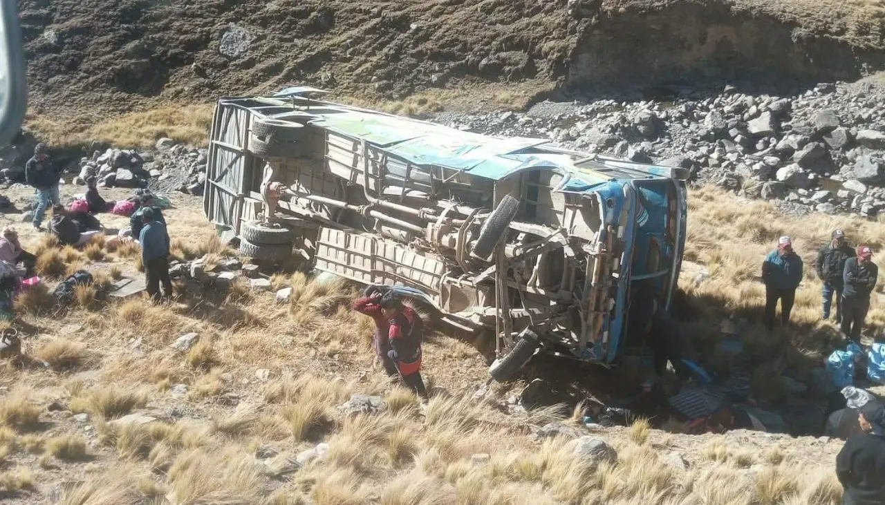 Al menos 20 heridos dejó la caída de un bus a un barranco en la carretera Cochabamba - Oruro