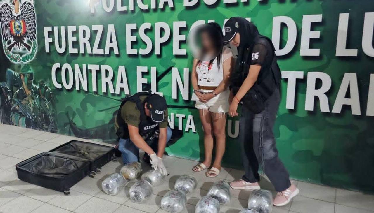 Hallan 10 paquetes de marihuana transportados en una maleta en la carretera al norte cruceño, hay una aprehendida