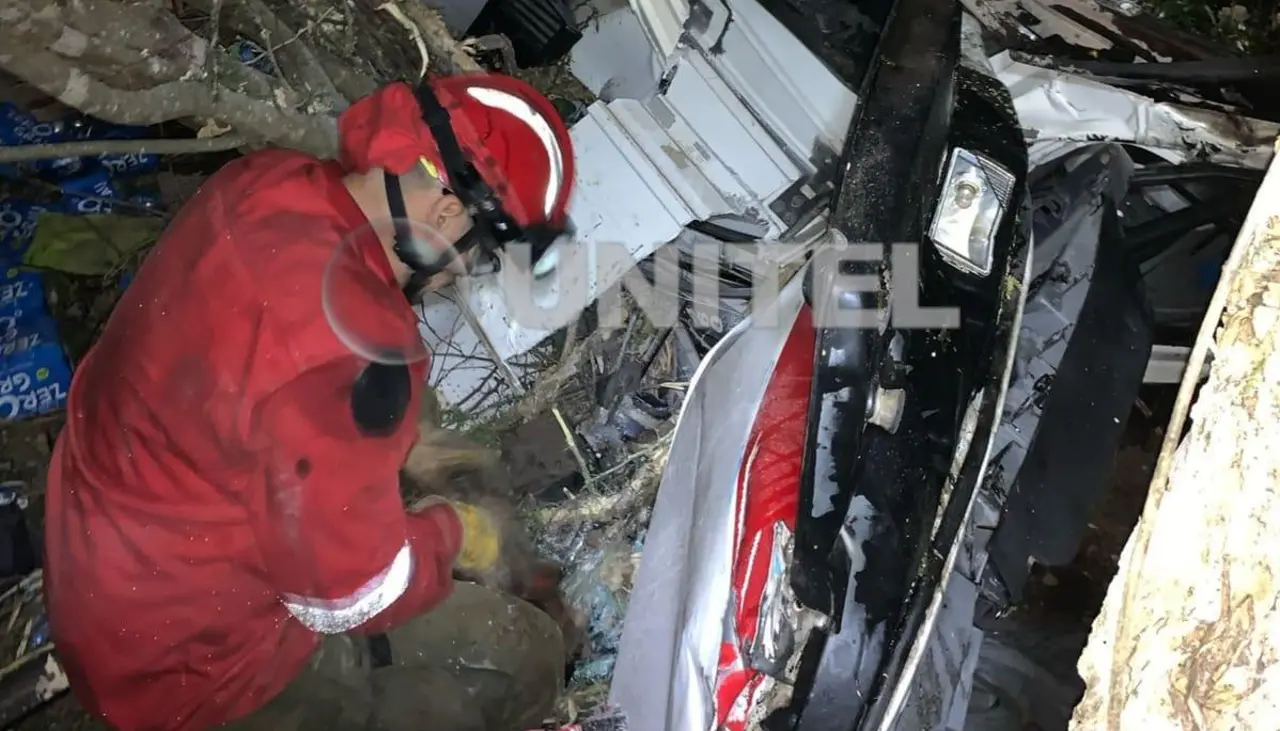 Video: Así fue el rescate del bebé que quedó atrapado entre los fierros de un tráiler volcado