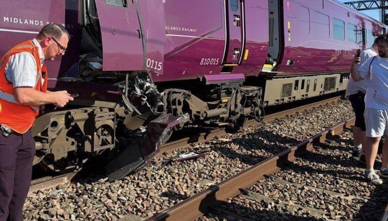 Dos trenes colisionan cerca de Bedford en Inglaterra