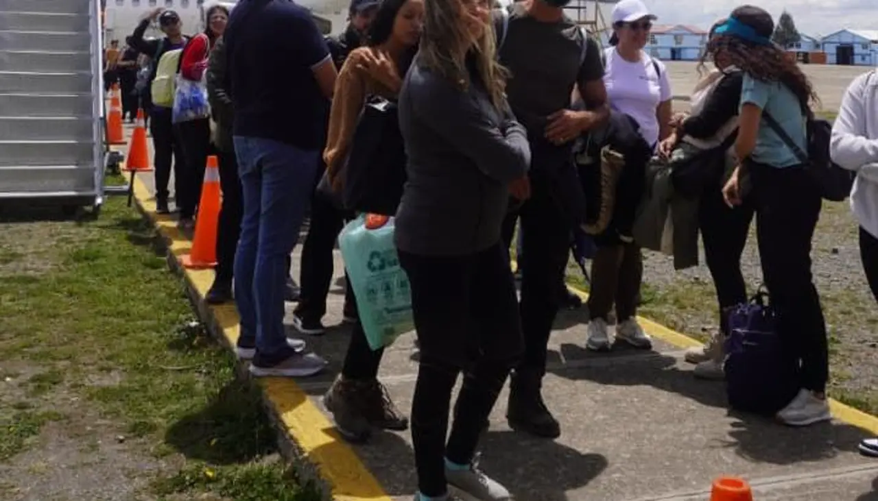 Rescatan en Uyuni a 135 turistas extranjeros afectados por bloqueos de caminos