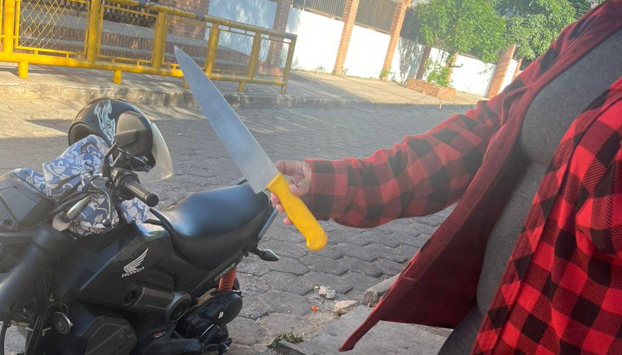 Video: Atracadores usaron un cuchillo carnicero contra un hombre para arrebatarle su celular