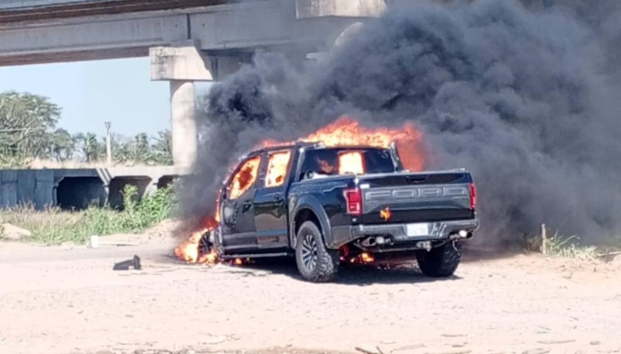 Una camioneta de alta gama ardió en llamas y quedó reducida a chatarra detrás de Viru Viru