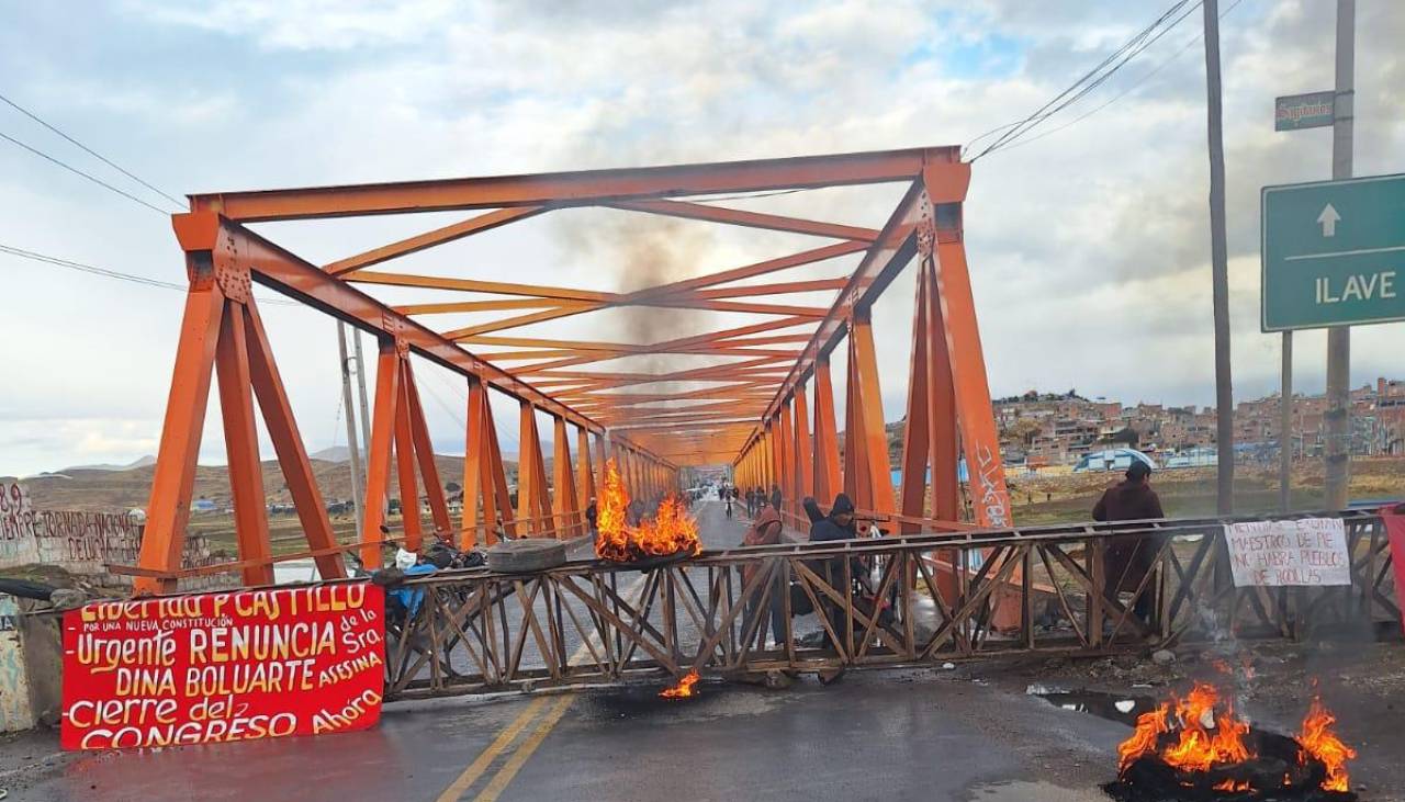 Bloquean puente internacional Bolivia - Perú en la región de Puno 