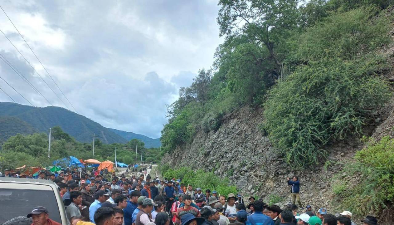 Con el fallecido en un ataúd, una familia doliente quedó varada en el bloqueo en la ruta Sucre - Cochabamba