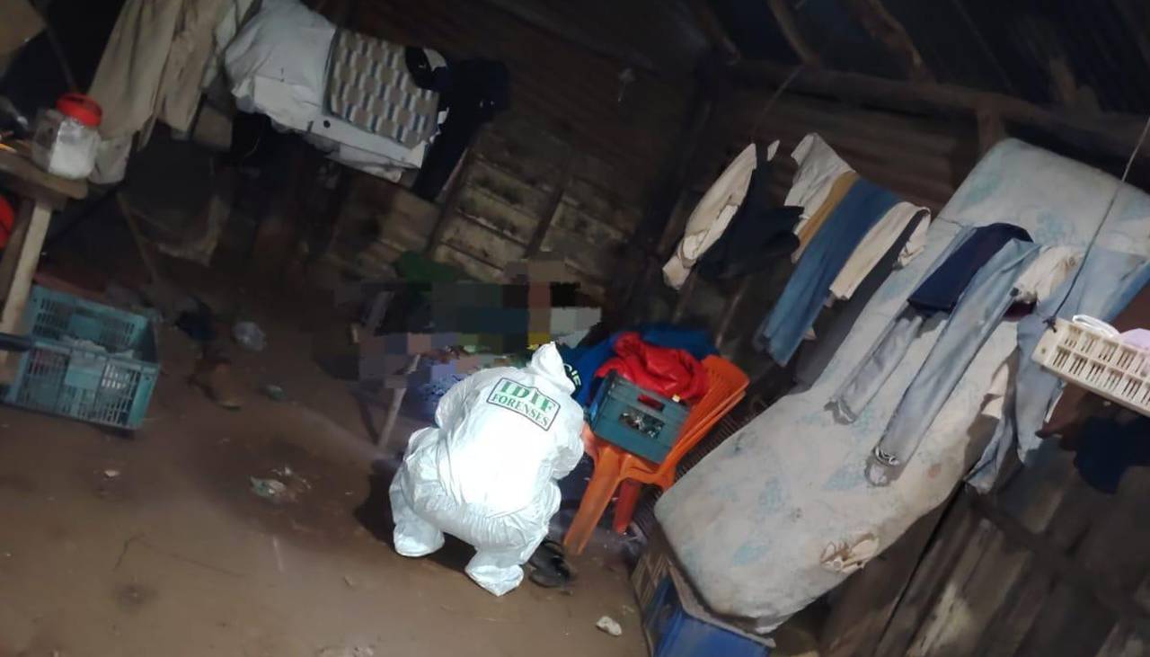 Hallan muerto a un hombre en una cama con 11 puñaladas en el cuello y otras partes del cuerpo