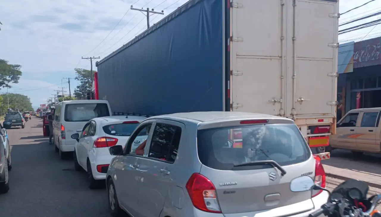 A las filas por diésel se suman las de gasolina en diferentes surtidores de Bolivia