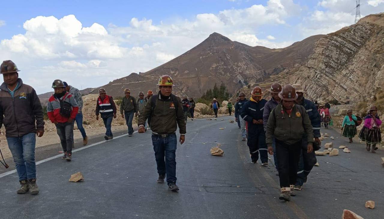 Cooperativistas mineros llegan a reforzar bloqueo evista en la vía que conecta a Cochabamba con Oruro y La Paz