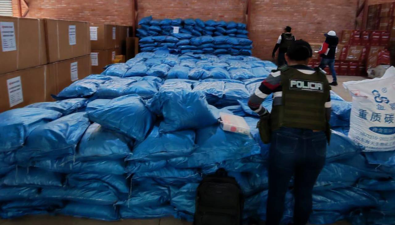 Hallan 43 toneladas de “sustancias controladas” en galpones de la Aduana de Oruro; la Fiscalía presume que provenía de China