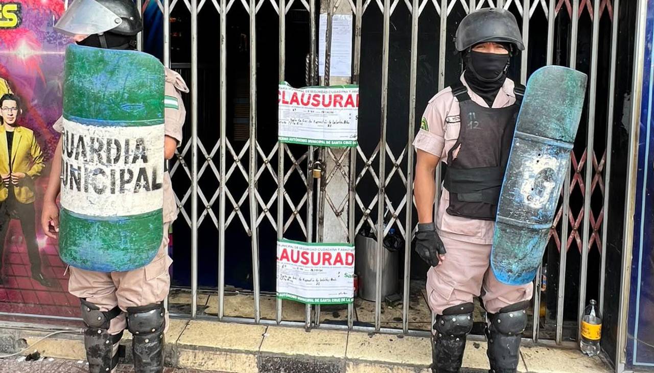 Arrestan a 70 personas y clausuran un local por consumo de bebidas fuera del horario permitido