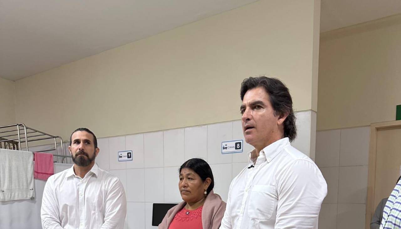 Alcaldía cruceña anuncia demanda contra empresa encargada de mantenimiento tras caída de cielo falso en un centro de salud