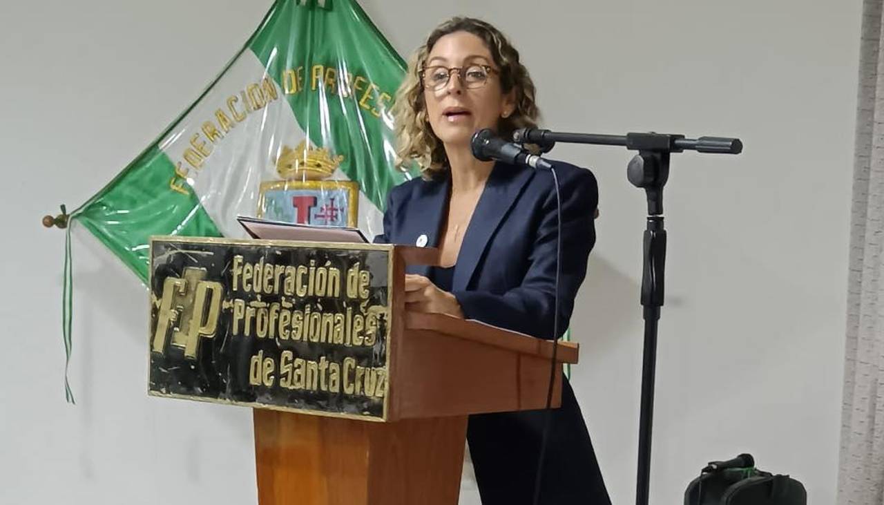 La Primera Dama destacó el liderazgo cívico femenino durante su encuentro en Santa Cruz